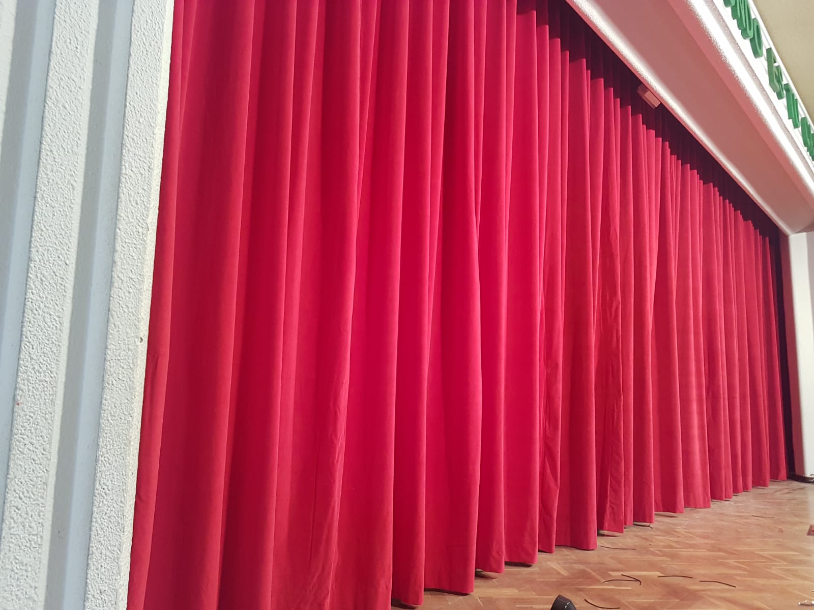 Grandes cortinas para colegios en salones de teatros
